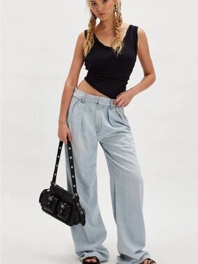 🆕BNWT Citizens of Humanity Petra
Pleated Denim Trousers